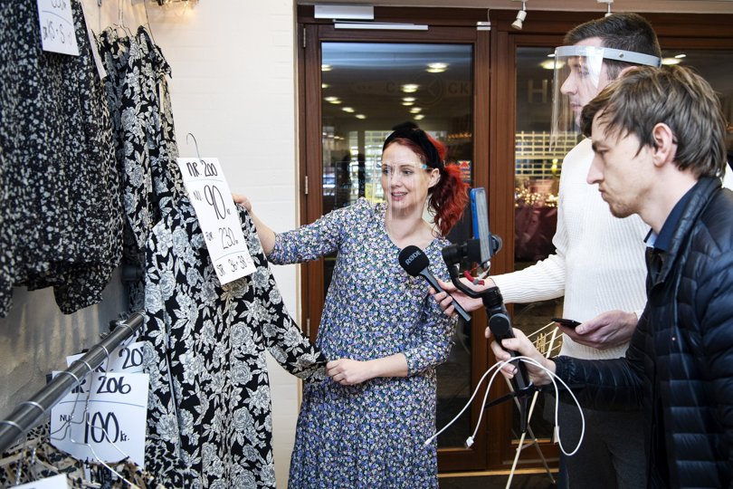 Tirsdag aften var første gang, at Mors Handel satte gang i live-salg på Facebook fra lokale butikker. Tøjforretningen Lusi Anna var aftenens første butik, og her viste indehaver Ditte Bruslund Aas Snedker tøj på udsalg frem. Leon Sørensen (midten) og Christen Overgaard fra Radio Limfjord stod for værts- og kamerarollen.