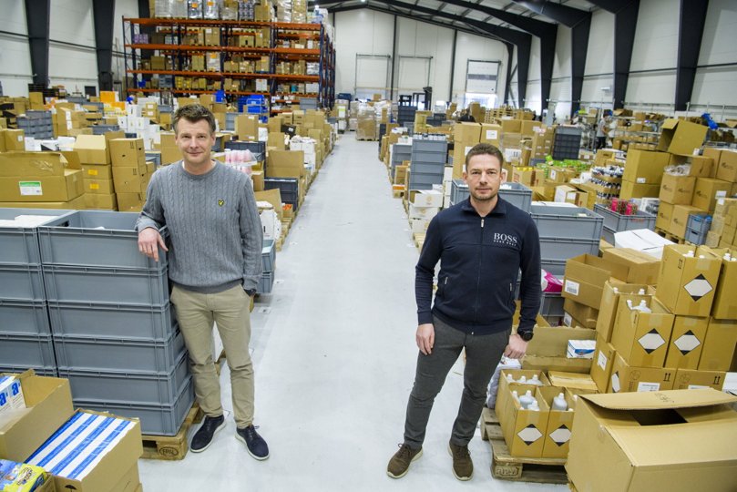 Det er 15 år siden, de to barndomsvenner Nils Træholt (tv) og Kristian Brinckmann droppede karrieren som henholdsvis erhvervsøkonom og jurist og vendte hjem til Løkken med deres familier for at satse på onlinehandel. Foto: Kim Dahl Hansen