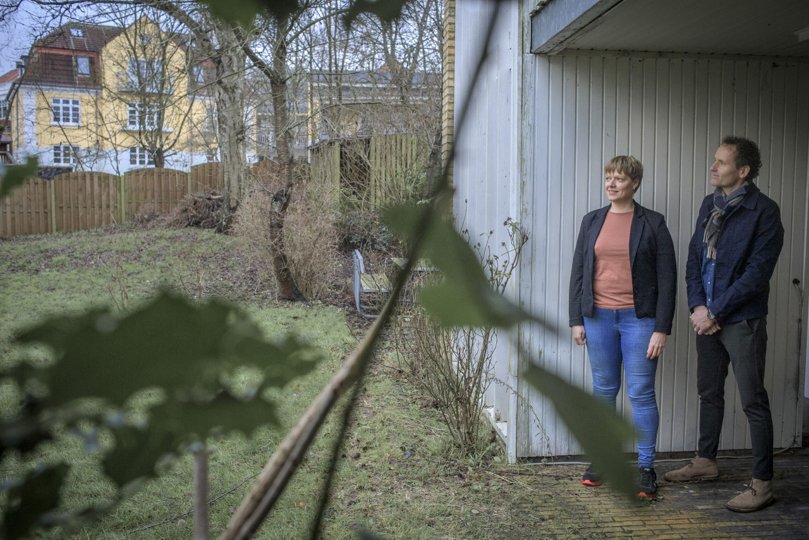 Lisbeth Nielsen, næstformand i Hobro Friskole, og friskolens nye leder Per Ølholm, ser mange spændende muligheder i villaen, som skal være børnehave. Den gule villa bag træerne er Hobro Friskole.