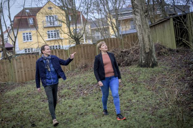 Skoleleder Per Ølholm ærgrer sig over, at de unge ikke kan opføre sig ordentligt. - De mangler et sted at være i Hobro, siger han. Fotoet er taget på grunden for friskolens nye børnehave, da den stadig var i støbeskeen. Friskolen ses i baggrunden og til højre er det næstformand i bestyrelsen Lisbeth Nielsen. Arkivfoto: Martin Damgård