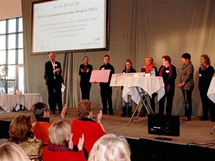 Ida Larsen og seks ansatte fra Skovsgård Hotel modtager FDB's Socialøkonomiske Årspris 2011 på 100.000 kr. i København. Foto: Anders Kaare, FDB