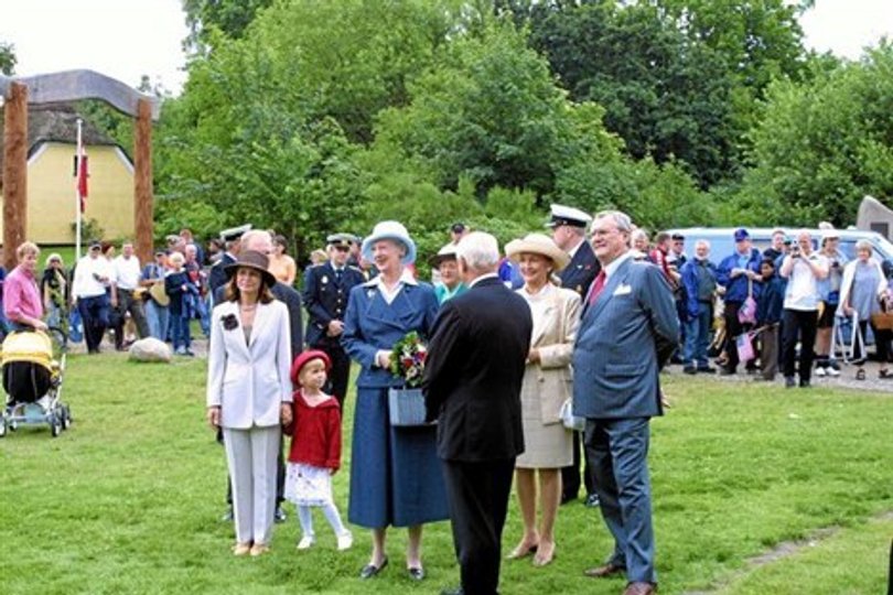 Dronning Margrethe har flere gange deltaget i Rebildfesten, blandt andet i 1974, hvor hun faldt ned ad trappen til Gryden, samt i 1976, hvor hun var hovedtaler. Her foto i 2002 i selskab med daværende præsident Harald Nielsen og frue. Arkivfoto: Jørg