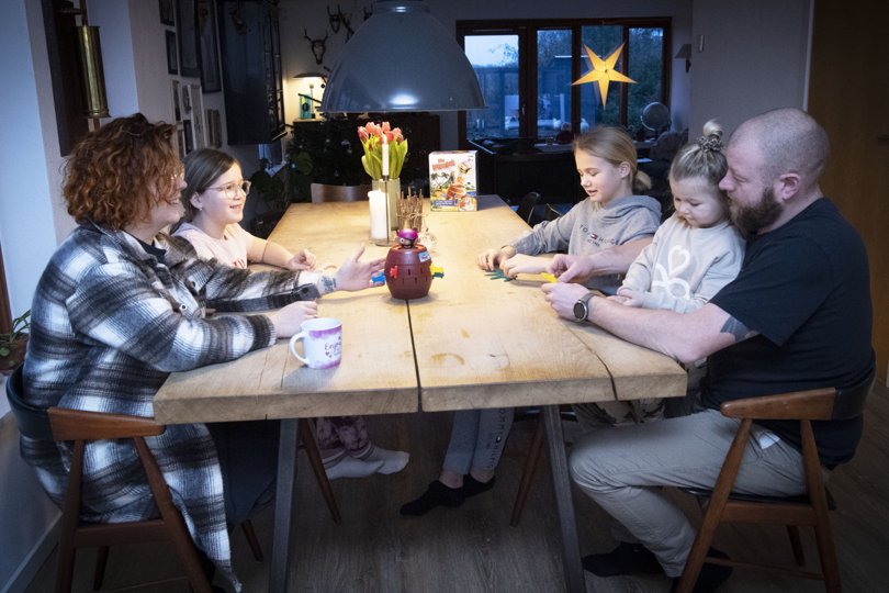 En ny lokalplan bliver vedtaget i den kommende uge, og så er den sidste forhindring til den nye superkøbmand i Voerså forsvundet. Natasja og Thomas Schebye Kolind samt børnene Agnes, Ellen og Tilde glæder sig. Foto: Kim Dahl Hansen