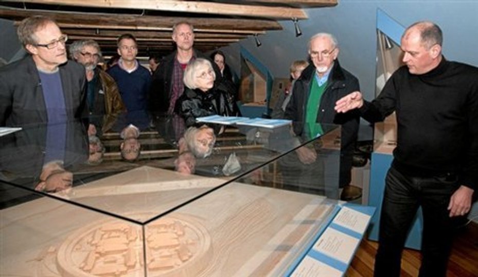 Yderst venstre: skuespiller Jørgen W. Larsen og yderst til højre Lars Chr. Nørbach. Hobro Museum.