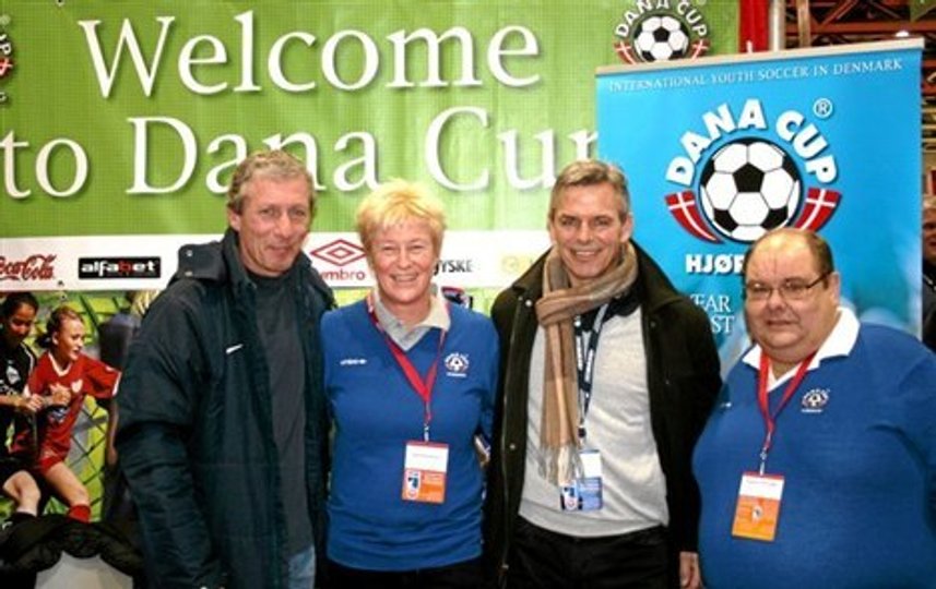 Dana Cup-repræsentanterne Jette Andersen og Kasper Poulsen, mødtes med et par gamle, danske kendinge: Kim Røntved, der fik en stor karriere i indendørs fodbold i U. S. A. efter at have spillet i Randers Freja (nu Randers FC, red.), og Henrik Jensen,