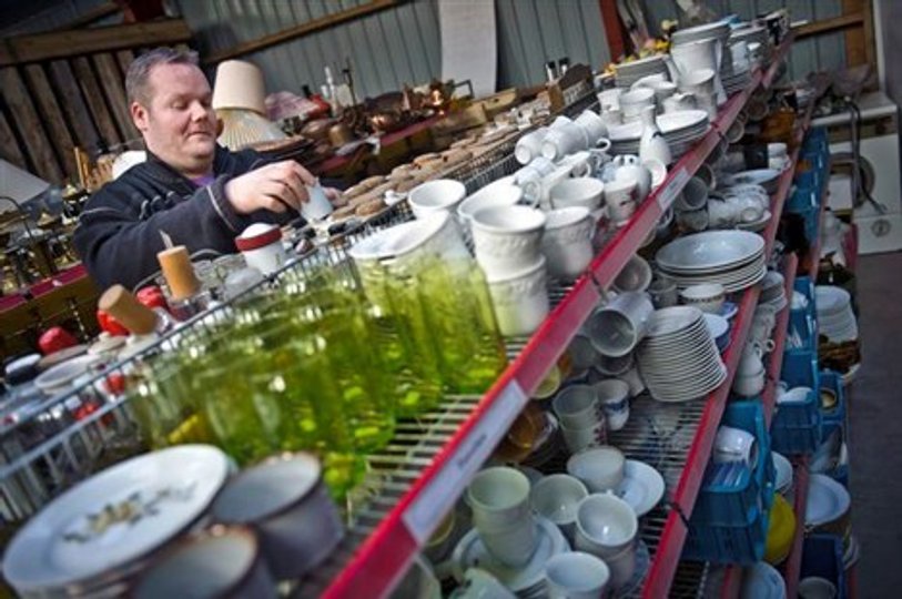 Genbrugsforretningen i Råd og Dåd består udelukkende af ting, folk forærer til butikken. - I dag er de unge også vilde med genbrug, konstaterer Rasmus Højen. Foto: Martin Damgård