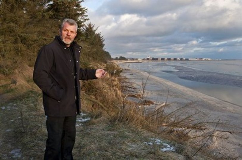 Bertil Kejser Olsen ved kystskrænten, som vinterstormene har gnavet voldsomt i. Foto: Carl Th. Poulsen