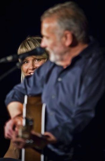 Signe Svendsen er tilbage på Niels Hausgaards Love Babe-turné. Måske skulle han vælge gæster, der kunne give ham lidt mere modspil.Foto: Martin Damgård