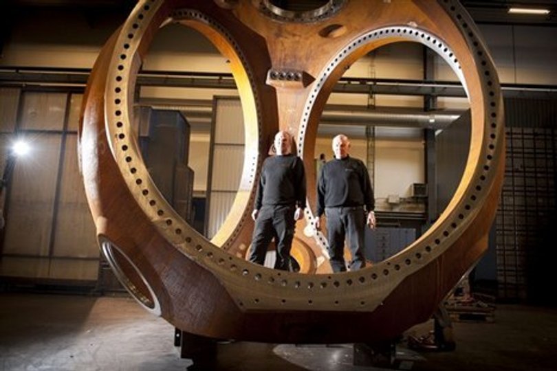 Far og søn, Michael og Ejnar Jacobsen ejer Nordmark Maskinfabrik , der forarbejder elementer til de kæmpestore vindmøller. De har blandt andet investeret i en hel ny fabrik i Sæby, opkøbt Vestas afdeling i Skagen og en fabrik i Hedensted. Foto Kim Da