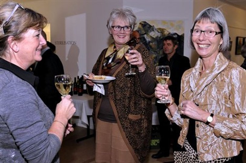 Karen Hjertholm (til højre) hilser på gæsterne Inge Tengnagel (til venstre) og Inger Christensen. Foto: Bent Bach