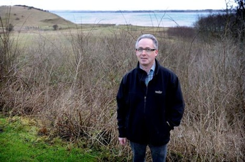 Allan Christiansen formidler naturoplevelser i sit firma NaturEvents - for eksempel i Nationalpark Thy, eller som her i Skyum Bjerge, hvor Allan Christiansen, sammen med hustruen Lone, også driver lejrskolen Bjergbo. Foto: Peter Mørk