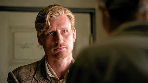 Det klæder den nu erfarne efterretningsmand Villumsen (Andreas Jebro), at han har fralagt sig den maniske stil fra ottende sæson. Foto: Mike Kollöffel/TV 2 <i>Mike Kollöffel/TV 2</i>