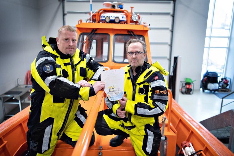 Natten til 17. juli 2020 blev en norsk familie på fem påsejlet under sejlads fra Kristiansand til Skagen. Jens-Jørgen Hansen og Knud Andersen var med redningsbåden FRB08, som nåede først frem. Knud Andersen er en af de to redningsmænd på tegningen fra datteren i familien. Foto: Bente Poder