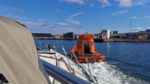Kl. 8 fredag morgen kom den norske sejlbåd til Skagen - bugseret af redningsfartøjet FRB 08.  Foto: Skagen Redningsstation