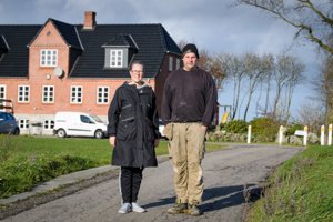 Janni og Søren: Flyt den farlige vej uden om vores gårdsplads!