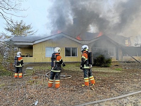 Brandfolk forsøger at nedkæmpe ilden. Foto: Jan H. Pedersen