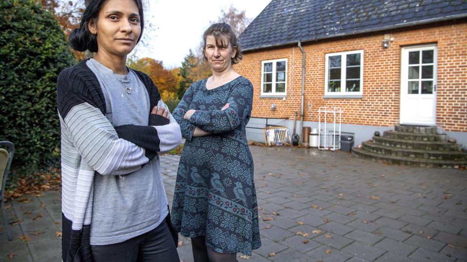 To vrede kvinder gør oprør mod boligudlejer. Daiana Mega (tv.) og Tinna Andersen har boet på henholdsvis førstesal og i stueetagen på Blenstrupvej 40