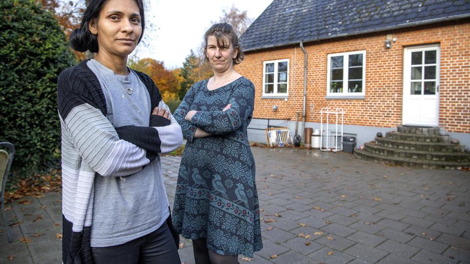 To vrede kvinder gør oprør mod boligudlejer. Daiana Mega (tv.) og Tinna Andersen har boet på henholdsvis førstesal og i stueetagen på Blenstrupvej 40
