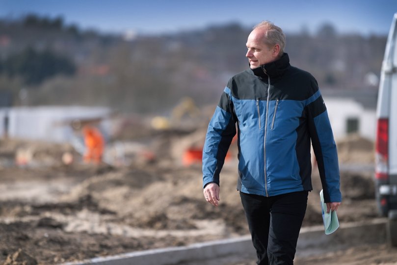 Johnny Svendsen ved den udstykning, der er på vej til at blive nye boliger i rekordfart. Foto: Torben Hansen