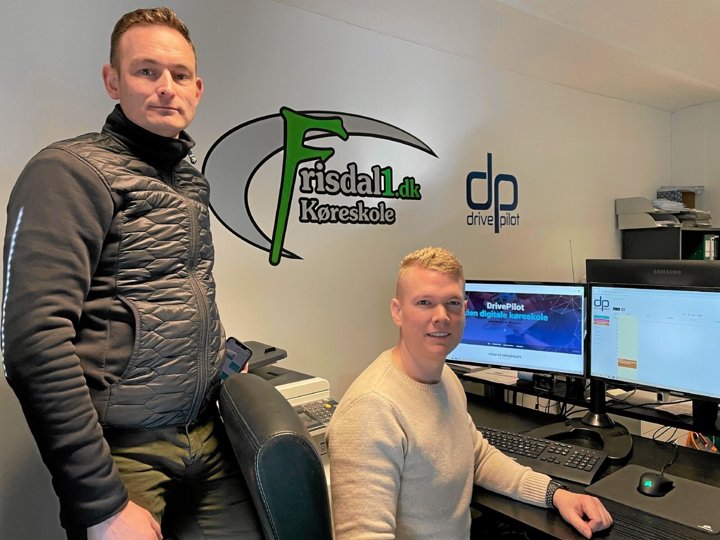 Paw Bay og Simon Greve, indehaver af Frisdal Køreskole, har store forventninger til deres nyudviklede system: DrivePilot. Foto: Jesper Bøss