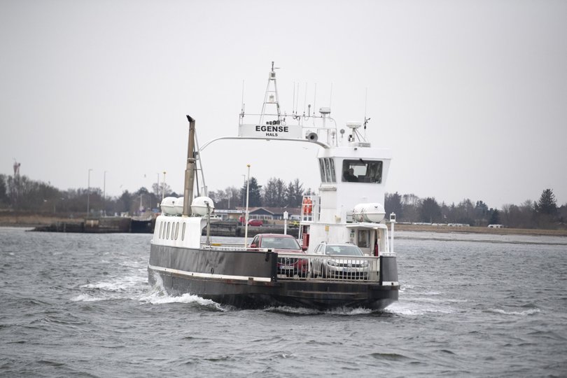 En ny og større færge end de to små dieselfærger på Hals-Egense overfarten skal være et alternativ til Limfjordstunnelen for nogle bilister, påpeger rådmand. Foto: Henrik Louis
