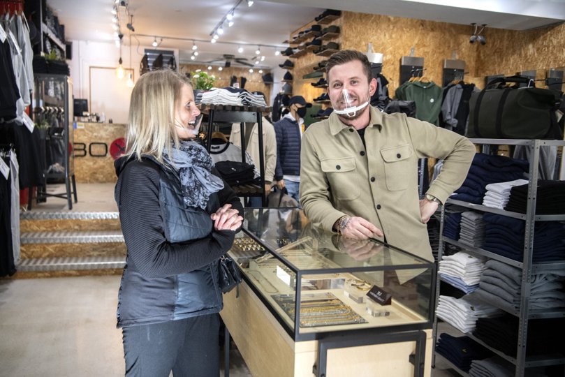 Butiksmedejer Emil Poulsen var begejstret, da Mette Frederiksen gav ham lov til at genåbne sin tøjbutik Boxen på Nytorv. Betinna Svendsen (tv.). Foto: Henrik Louis