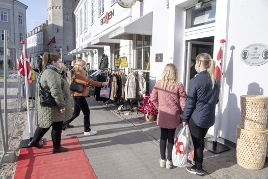 De handlende i Søstrene Grene må pænt vente i kø på, at det bliver deres tur til at gå ind. Foto: Henrik Louis