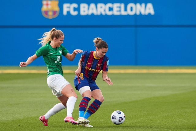 Olivia Møller Holdt og holdkammeraterne var oftest et skridt efter Barcelona-spillerne. Foto: Alejandro Garcia/EPA/Ritzau Scanpix