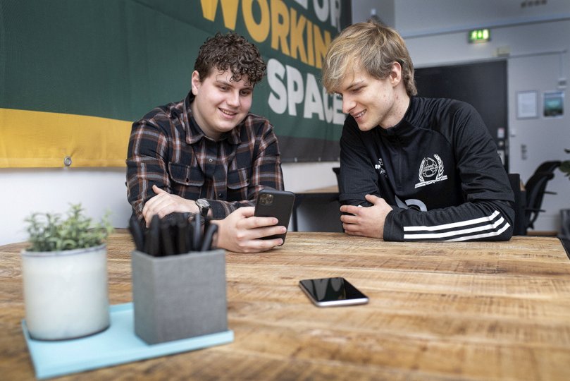 Emil Lindekilde (tv.) og Mads Odgaard har siden september udviklet på aktivitetsplatformen vVitas. Foto: Lars Pauli <i>Foto: Lars Pauli</i>