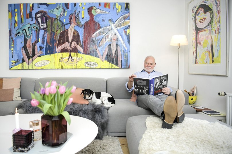 Den pensionerede TV 2-vært i sofaen med sin trofaste følgesvend Phister. Foto: Claus Søndberg