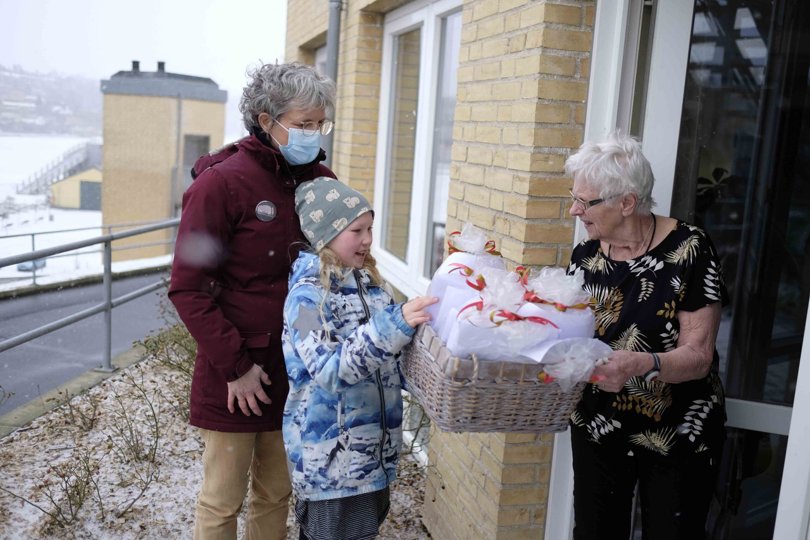 Esther Søndberg Christensen overrækker kurven på vegne af sin klasse. Privatfoto.