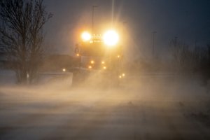 Sne og sjap: Vejene er hamrende glatte
