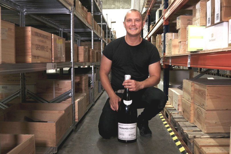 Rasmus Nielsen, stifter af nordjyske RareWine, med den svimlende dyre vin fra franske Domaine de la Romanée-Conti. Trods prisen på flere millioner er den nu solgt. Privatfoto