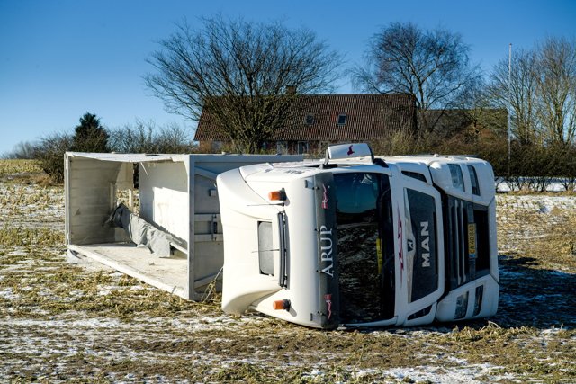 Den væltede lastbil kommer nok ikke lige til at tippe kalk igen med det første. Foto: Bo Lehm