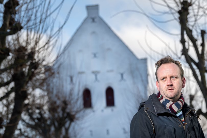 Palle Holdensgaard Nøhr er far til en af de nordjyske konfirmander, som i foråret skal konfirmeres i Klarup Kirke. Han ærgrer sig over, at konfirmationerne ikke udskydes til efter sommerferien. Foto: Torben Hansen