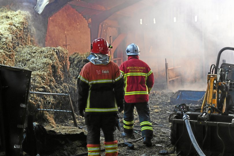 Brandfolk fra tre stationer samt forstærkninger fra Beredskabsstyrelsen i Thisted arbejder med at slukke en brand på en gård ved Gedsted. Foto: Jan Pedersen