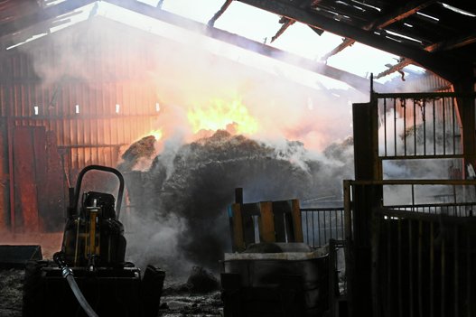 En kran fra Beredskabsstyrelsen i Thisted skal bistå med at få det brændende halm ud af bygningen, Foto: Jan Pedersen