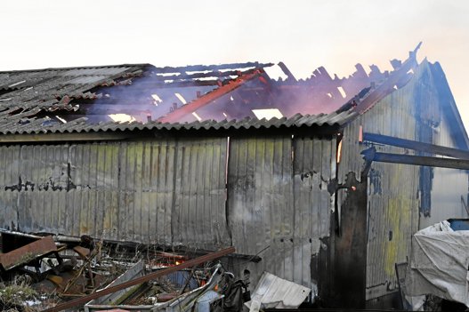 Der er ikke meget tilbage af den brændende stålhal på ejendommen i Gedsted. Foto: Jan Pedersen