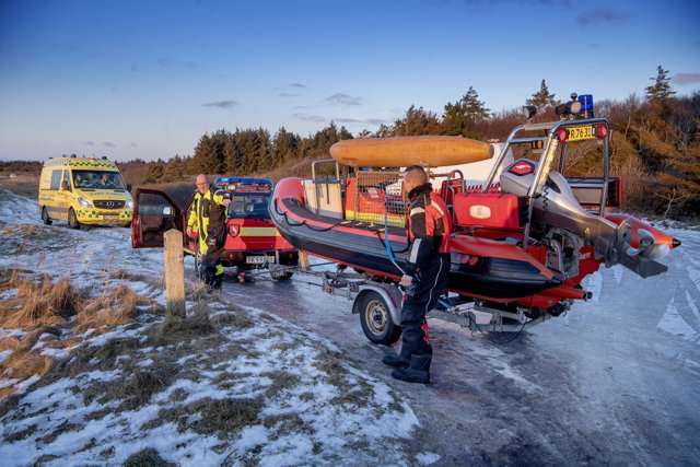 En redningsbåd og en ambulance blev tilkaldt. Foto Lars Pauli
