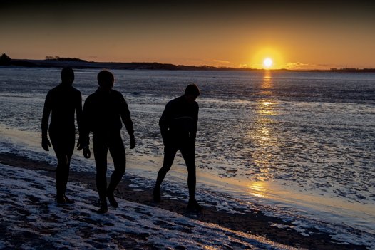 De tre surfere her var iklædt våddragter og kom selv op i god behold. Foto Lars Pauli <i>Foto: Lars Pauli</i>