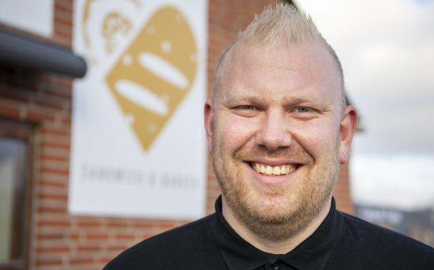 Mads Møller Jespersen har knoklet for at redde Café Mundtøjet, men nu er cafeen taget under konkursbehandling i Skifteretten i Aalborg. <i>Foto: Kim Dahl Hansen</i>