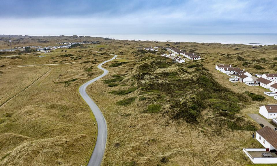 De 148 feriehuse i Rødhus Klit er knap 80 kvadratmeter store og ligger samlet i små klynger. Nu vil Calum udstykke nye grunde i området og bygge 58 huse på hver 150 kvadratmeter. <i>Foto: Henrik Bo</i>