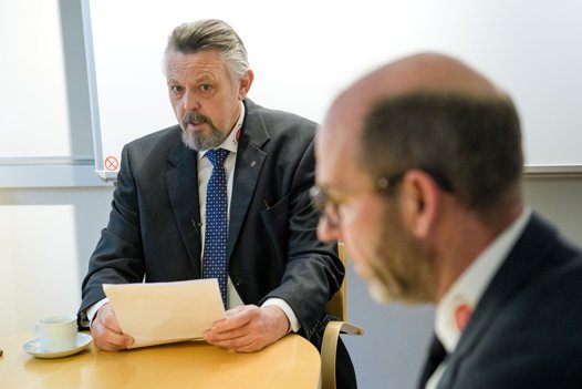 På en normal bryghusgeneralforsamling ville både bestyrelsesformand Verner Jensen, tv., og direktør Aage Svenningsen, th., hæve glasset til en skål flere gange under deres beretninger. Men sådan blev det ikke i år. Foto: Bo Lehm <i>Bo Lehm</i>
