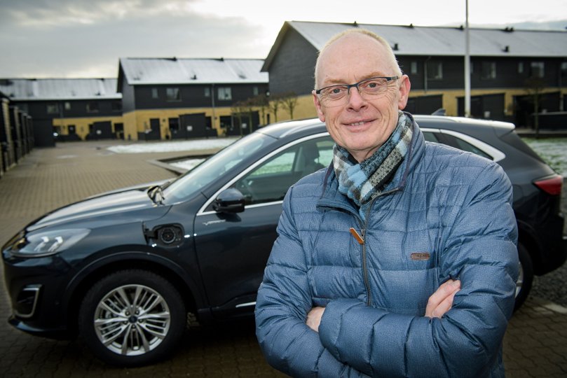 Mandag fik Henrik Vestergård sin nye Ford Kuga Hybrid, og han kan oplade dem i sin boligforening, selv om hans parkeringsplads er langt fra boligen. Foto: Bo Lehm <i>Bo Lehm</i>
