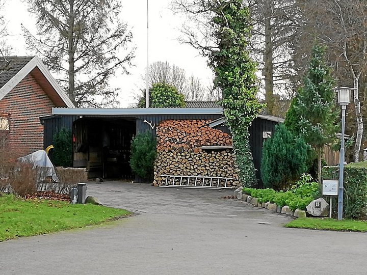 Brændestabelen må blive stående, men cykelskuret til venstre skal væk, hvis udvalg for teknik og miljø følger forvaltningens indstilling på onsdag. Foto: Carsten Tolbøll