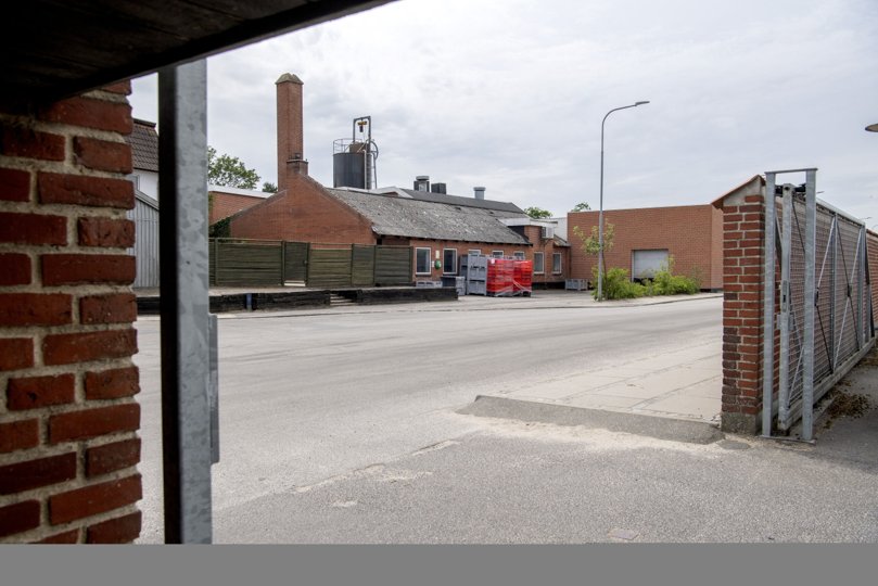 De diskrete mure røber ikke, hvor stor en gave grunden kan være for byen. Men et kig gennem portene antyder mulighederne en stille eftermiddag. Foto: Henrik Louis <i>Foto:Henrik Simonsen</i>