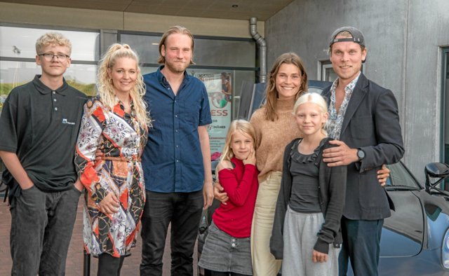 Fra venstre Annette Adamsen og Anders Buus Andersen og Thue Ersted Rasmussen med kæreste og børn. Foto: Mogens Lynge