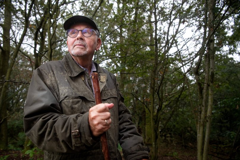 Christen Thostrup er stadig ked af, at otte af hans 80-100 år gamle egetræer blev slået ihjel af hærværksfolk. Foto: Torben Hansen
