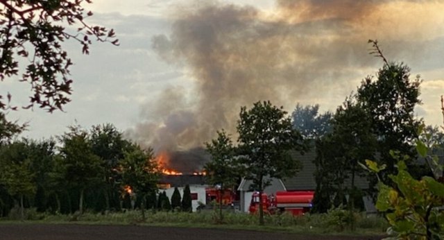 Brandfolk arbejder stadig på brandstedet. Foto: Camilla Stougård