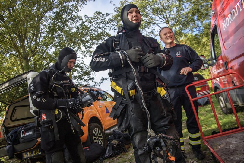 De otte nyuddannede redningsdykkere fra Nordjyllands Beredskab øver intenst for at blive klar til 1. januar. Foto: Martin Damgård